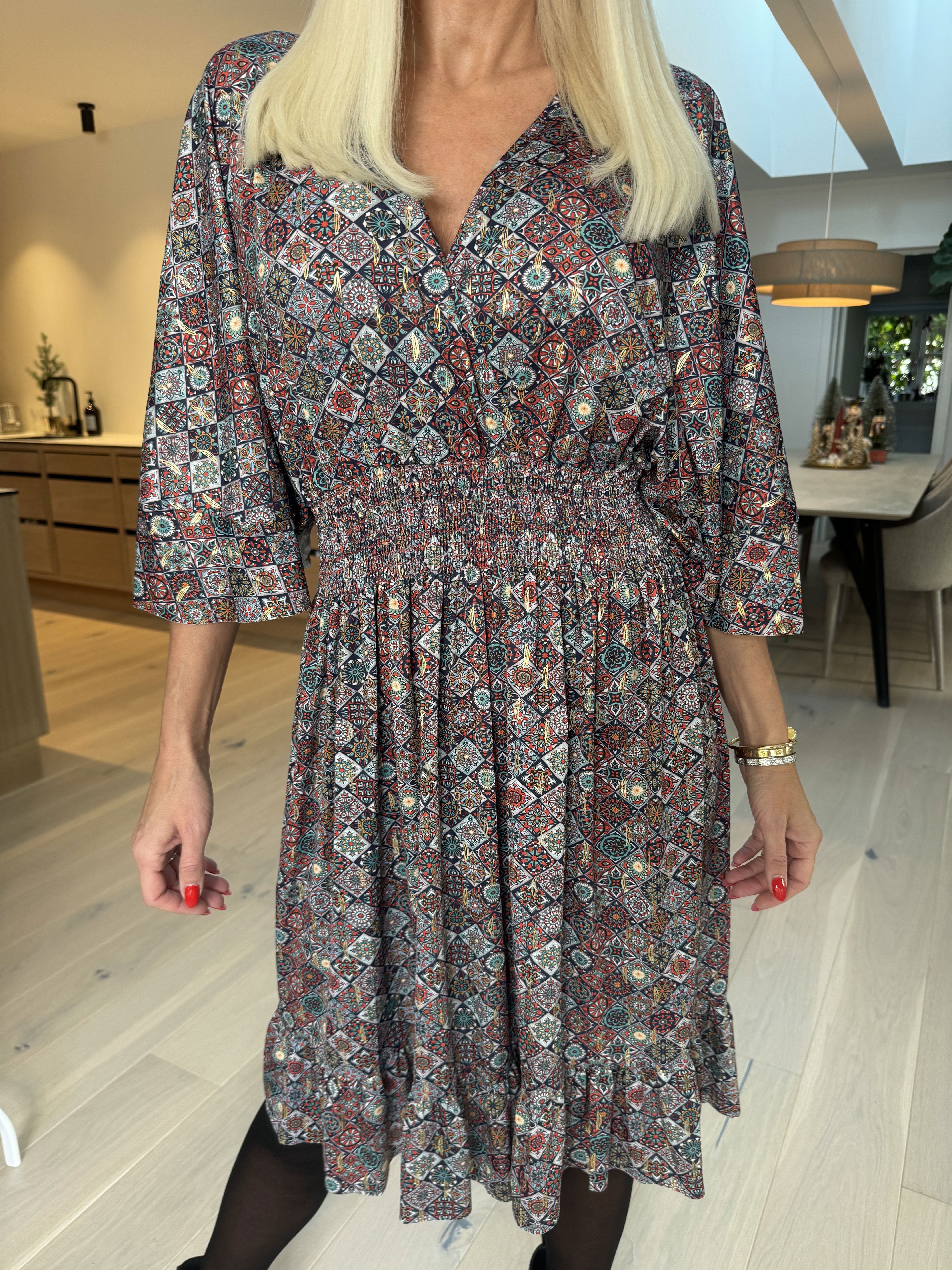 Pamela Mosaic Short - Elastisk klänning med volanger och smock